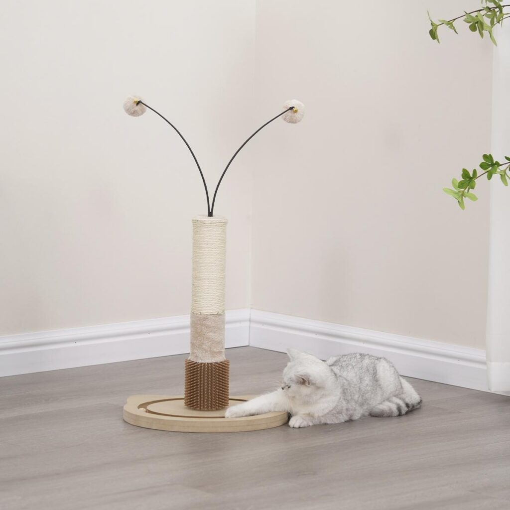 Un gato jugando con un rascador de torre